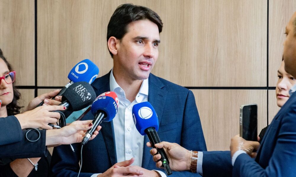 passagens-aereas-nao-devem-subir-apos-fusao-de-empresas,-diz-ministro