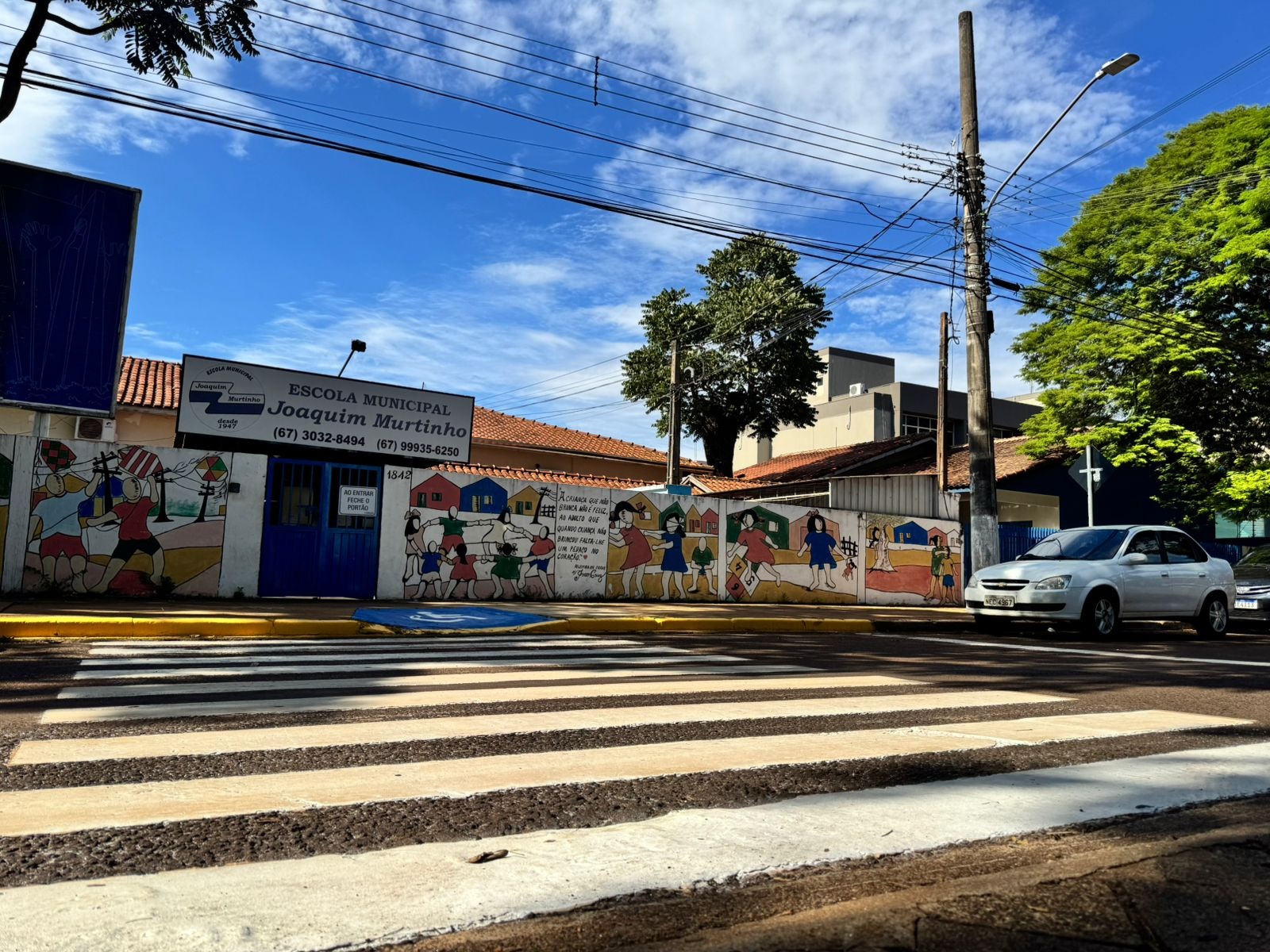 prefeitura-revitaliza-sinalizacao-em-ruas-perto-de-escolas-para-a-volta-as-aulas-–-portal-prefeitura-de-dourados