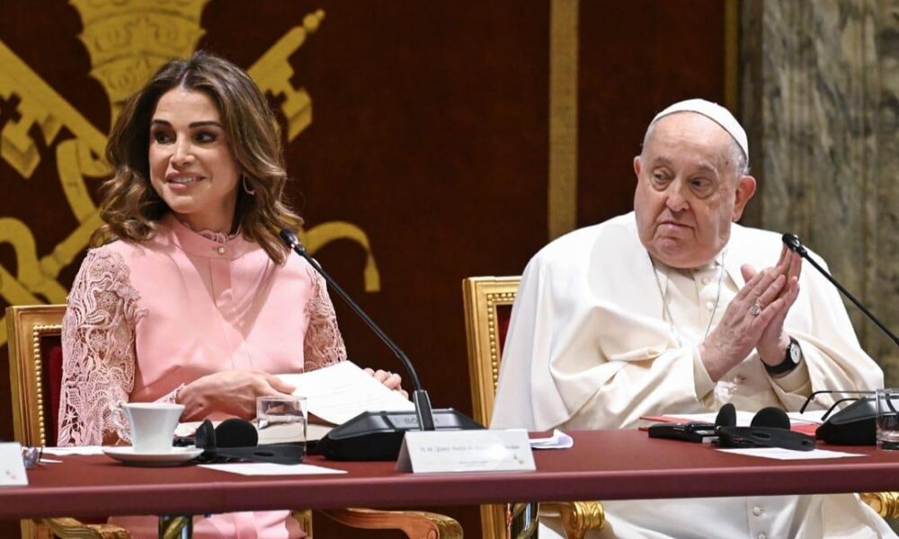rania-da-jordania-reune-se-com-papa-francisco-e-deixa-importante-alerta