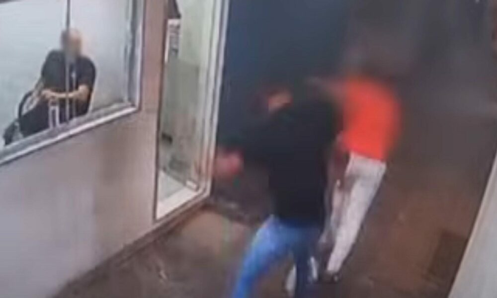 video:-motorista-de-app-admite-que-chutou-idosa-porque-ela-comeu-biscoito-no-carro