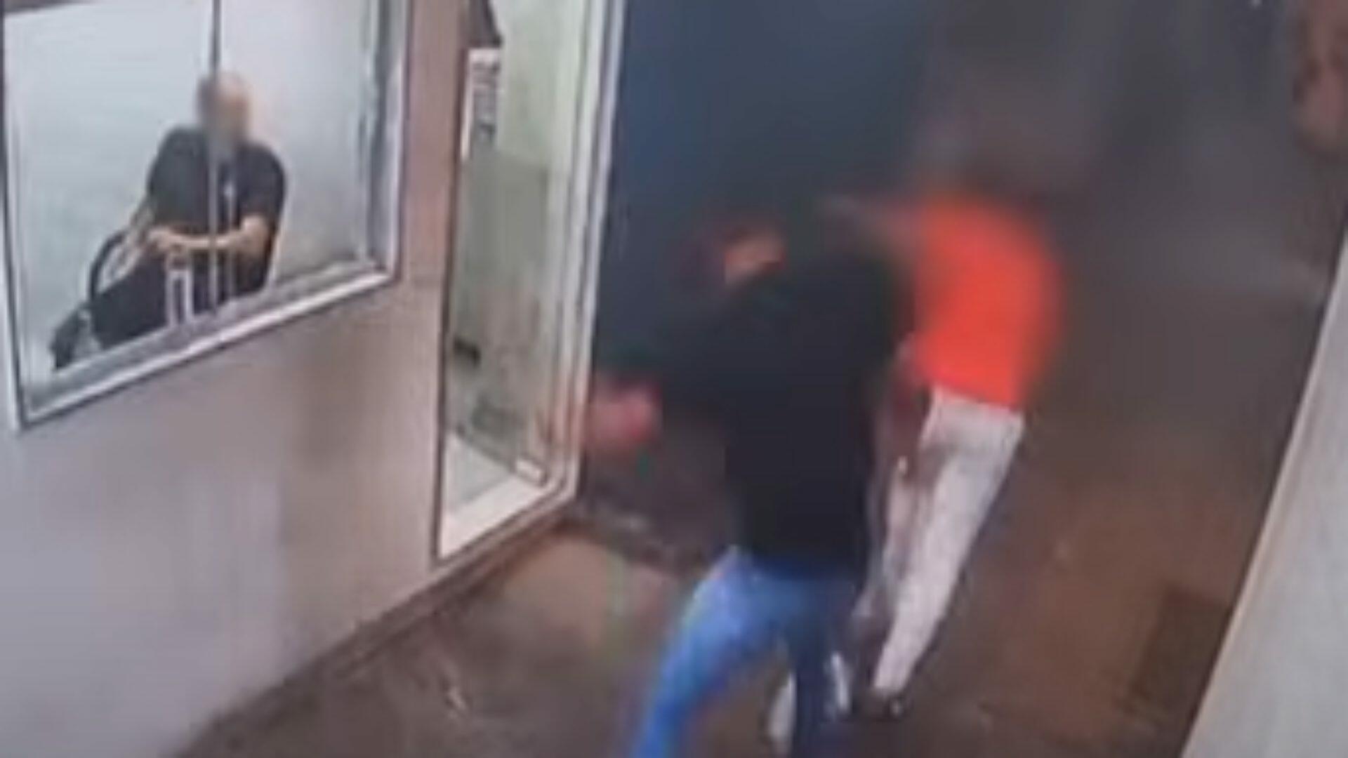 video:-motorista-de-app-admite-que-chutou-idosa-porque-ela-comeu-biscoito-no-carro