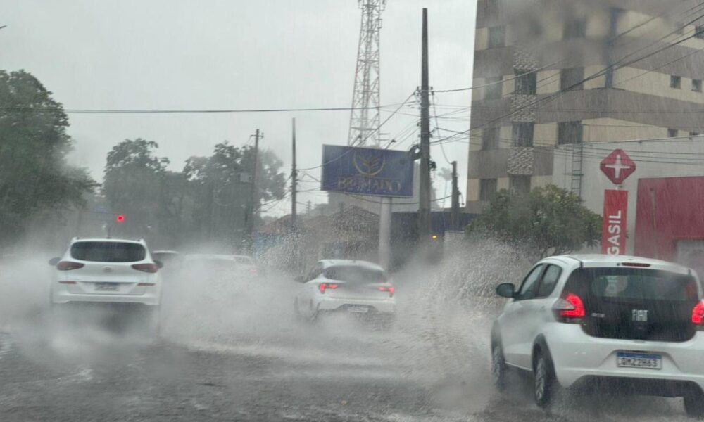 com-alerta-em-todo-o-estado,-chuva-forte-atinge-campo-grande-e-deixa-ruas-alagadas