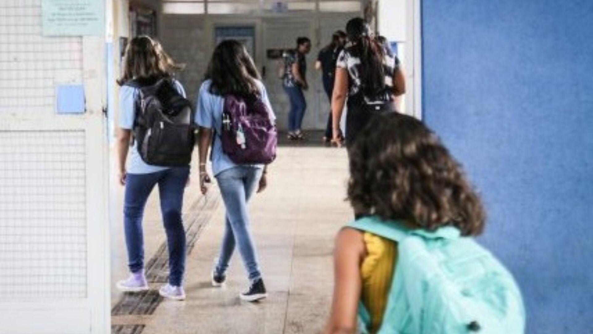 necessaria-para-carregar-materiais,-mochila-pode-pesar-demais-e-provocar-danos-a-saude-de-estudantes