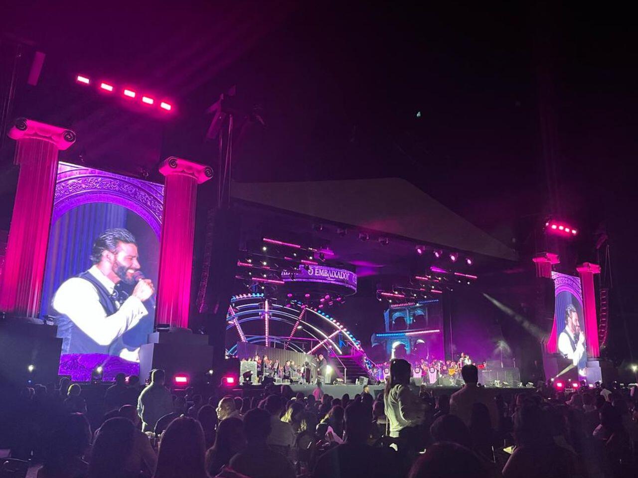 gusttavo-lima-inicia-show-com-orquestra,-mas-musica-sanfonada-faz-campo-grandenses-dancarem-agarradinho