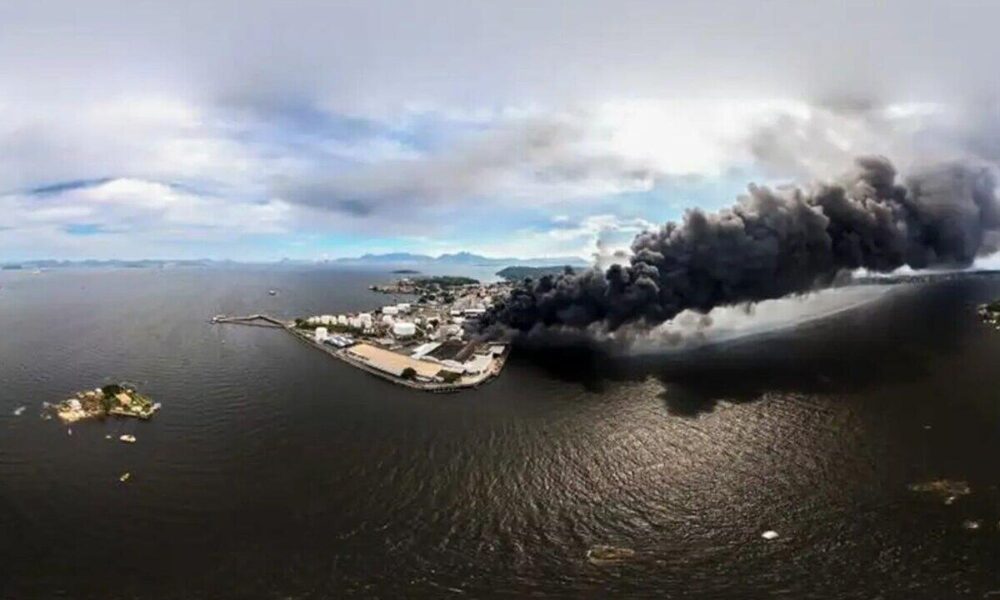 apos-incendio-em-fabrica,-inea-teme-vazamento-de-oleo-na-guanabara