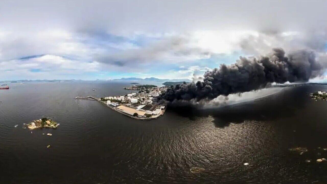 apos-incendio-em-fabrica,-inea-teme-vazamento-de-oleo-na-guanabara