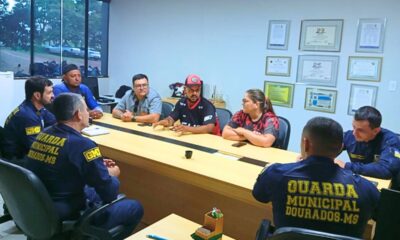 guarda-municipal-reune-moto-entregadores-para-alertar-sobre-seguranca-no-transito-–-portal-prefeitura-de-dourados