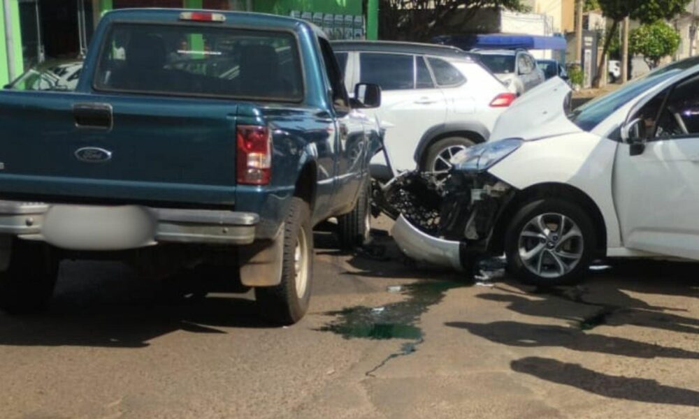 frente-de-citroen-fica-destruida-em-colisao-com-caminhonete-em-campo-grande