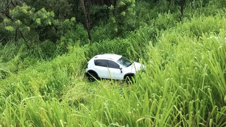 carro-sofre-aquaplanagem,-capota-em-rodovia-e-deixa-dois-feridos-em-ms-–-folha-de-dourados-–-noticias-de-dourados-ms-e-regiao