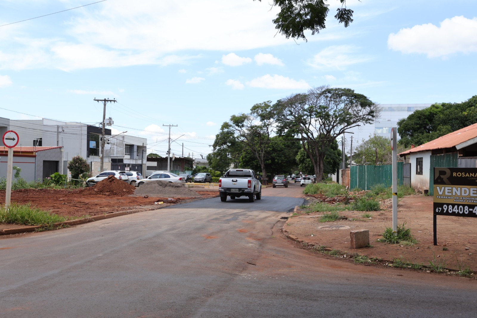 prefeitura-recupera-asfalto-danificado-por-queda-de-seringueira-–-portal-prefeitura-de-dourados