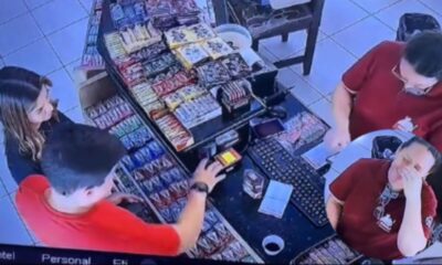 'tira-uma-foto-minha?':-atendente-se-atrapalha-em-pedido-de-foto-para-maria-cecilia