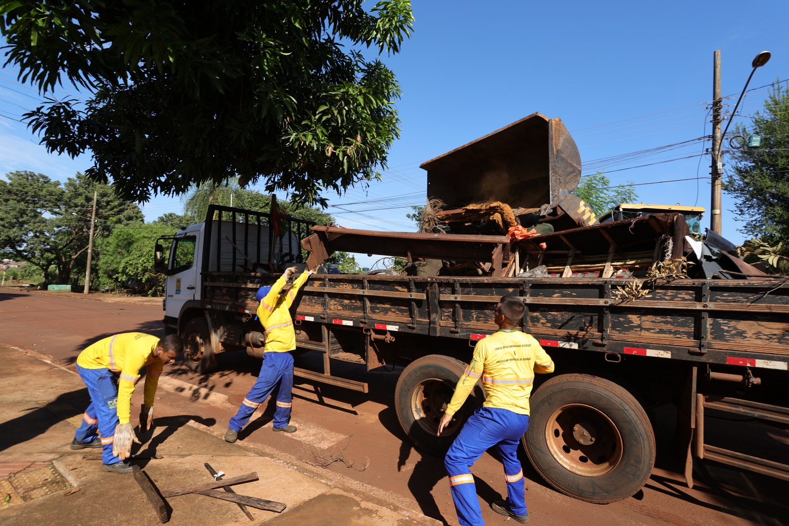 prefeitura-recolhe-202-toneladas-em-mutirao-de-limpeza-no-joquei-e-sao-braz-–-portal-prefeitura-de-dourados