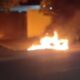video:-homem-ateia-fogo-em-motocicleta-apos-acidente