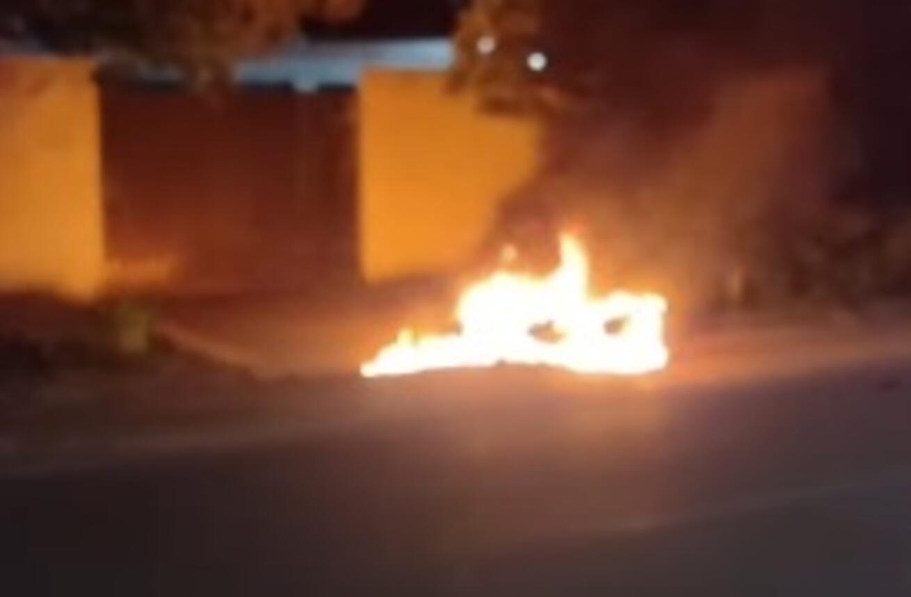 video:-homem-ateia-fogo-em-motocicleta-apos-acidente