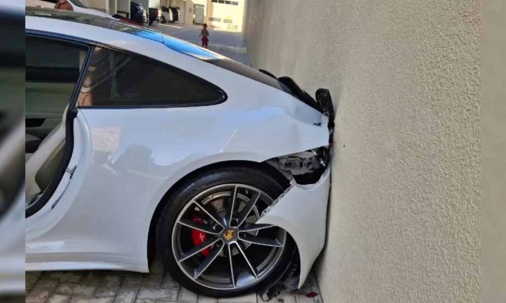 garoto-de-9-anos-liga-porsche-do-vizinho-e-bate-contra-a-parede-em-sc