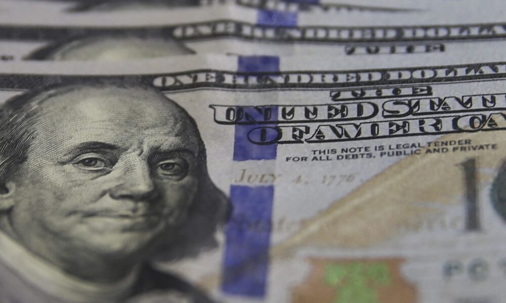 dolar-sobe-a-r$-5,85-com-temor-de-recessao-nos-eua