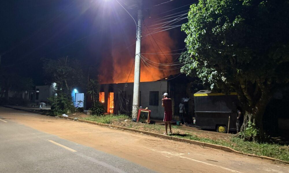casa-e-destruida-por-incendio-no-centro-velho-de-ribas-do-rio-pardo
