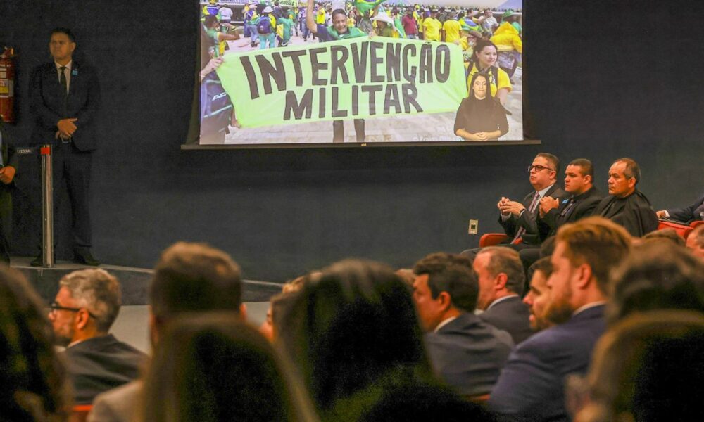 brasil-chegou-perto-de-voltar-a-ditadura,-diz-new-york-times
