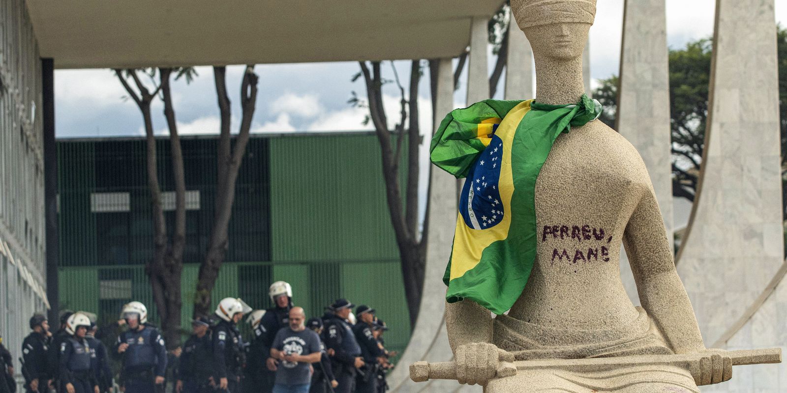 mulher-que-pichou-estatua-do-stf-deixa-prisao