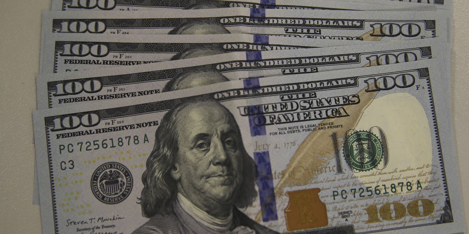 dolar-fecha-a-r$-5,70-e-cai-3,57%-em-marco