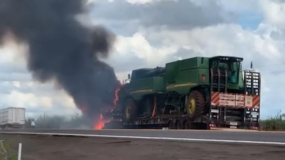 video:-carreta-pega-fogo-durante-transporte-de-colheitadeiras-na-br-163