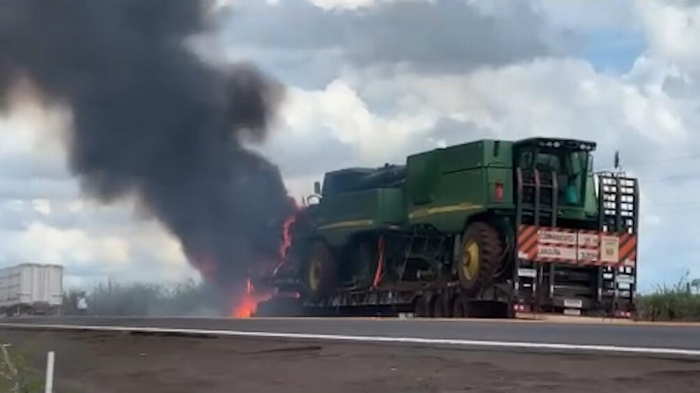 video:-carreta-pega-fogo-durante-transporte-de-colheitadeiras-na-br-163