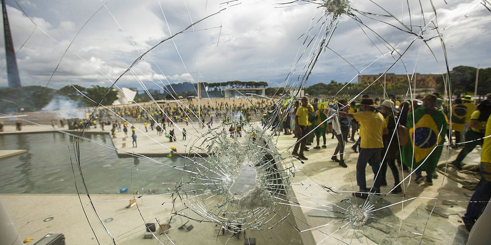 forcas-armadas-ja-foram-anistiadas-pelo-8-de-janeiro,-diz-historiador