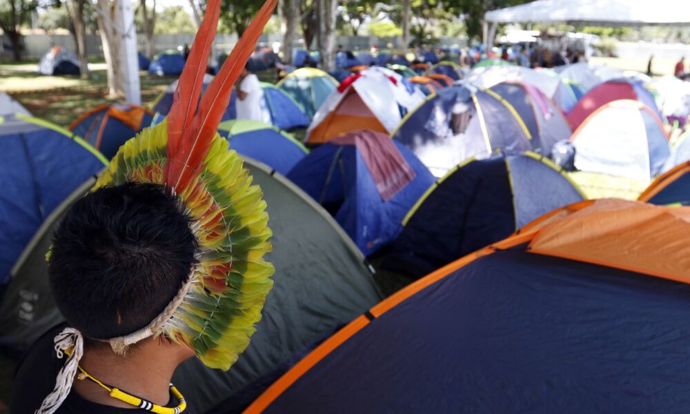 milhares-de-indigenas-acampam-em-brasilia-pelo-direito-a-terra
