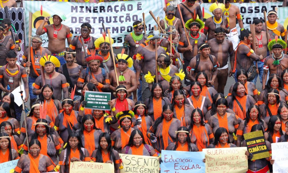 milhares-de-indigenas-marcham-em-brasilia-em-defesa-de-seus-direitos