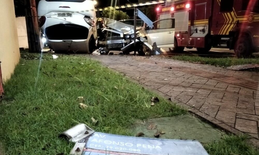 um-e-socorrido-em-forte-colisao-com-capotamento-na-afonso-pena