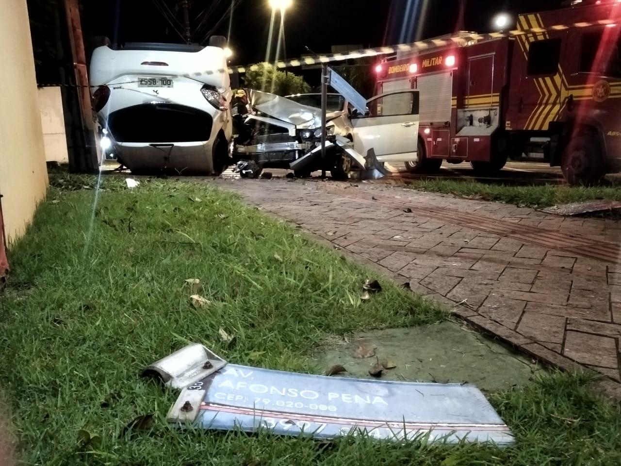 um-e-socorrido-em-forte-colisao-com-capotamento-na-afonso-pena