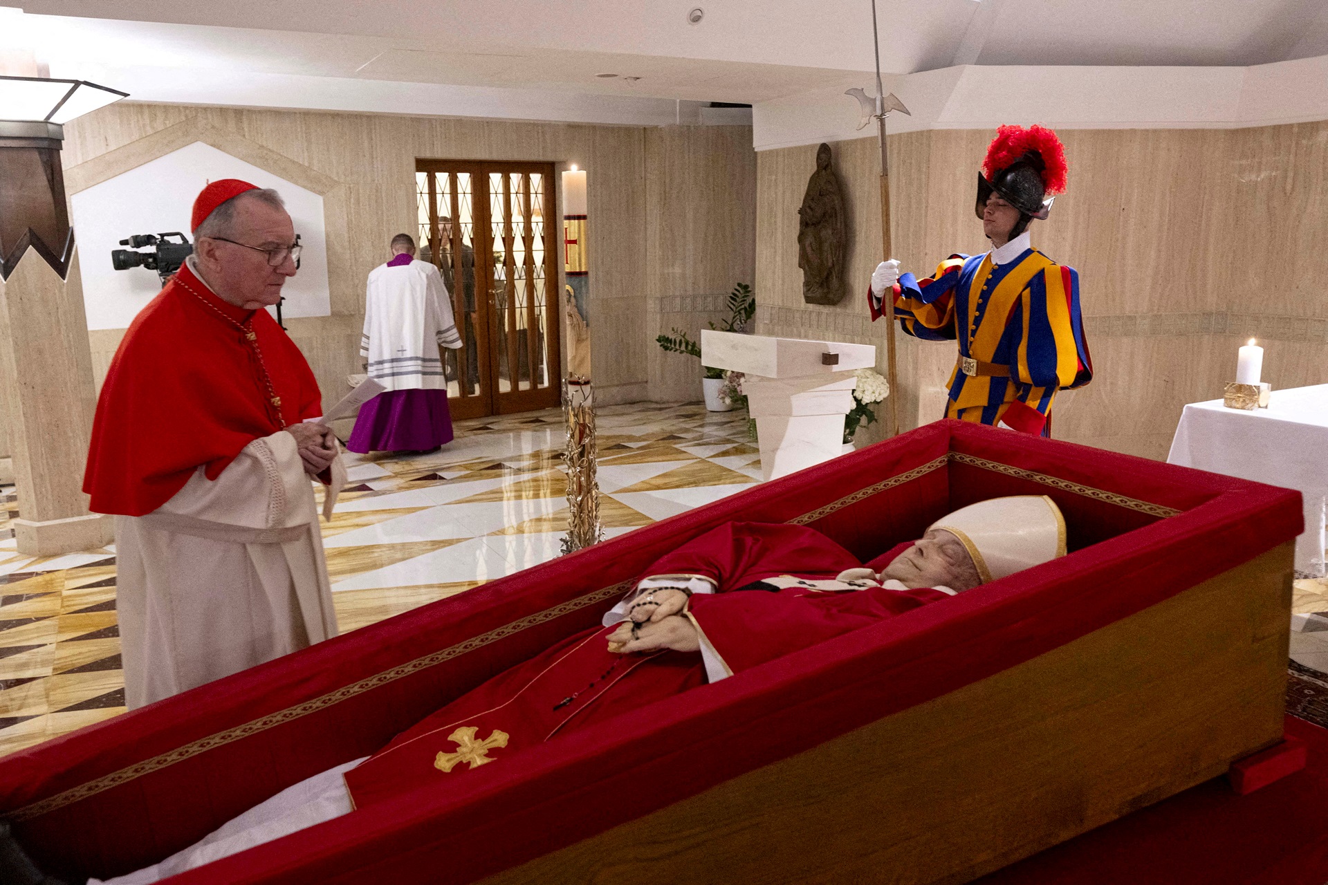 vaticano-divulga-primeiras-imagens-do-papa-francisco-em-caixao-simples-de-madeira