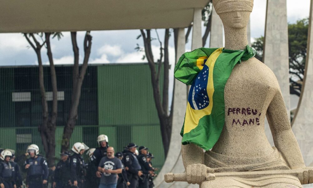 stf-condena-mulher-que-pichou-estatua-a-14-anos-de-prisao