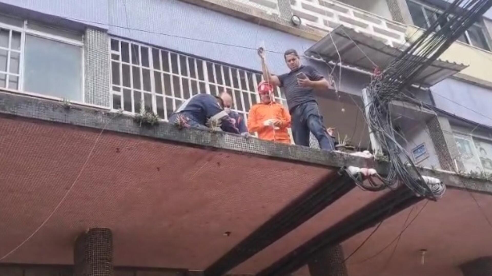 video:-homem-cai-de-altura-de-15-metros-sobre-marquise-de-predio-em-ms