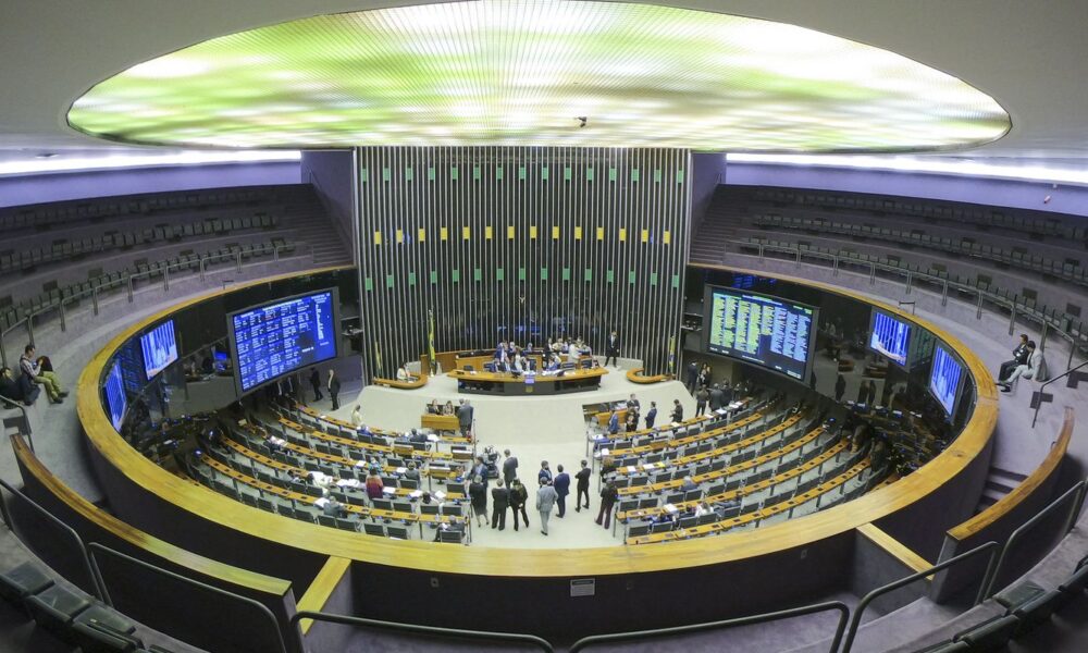 especialistas-veem-manobra-juridica-em-decisao-da-camara-sobre-golpe