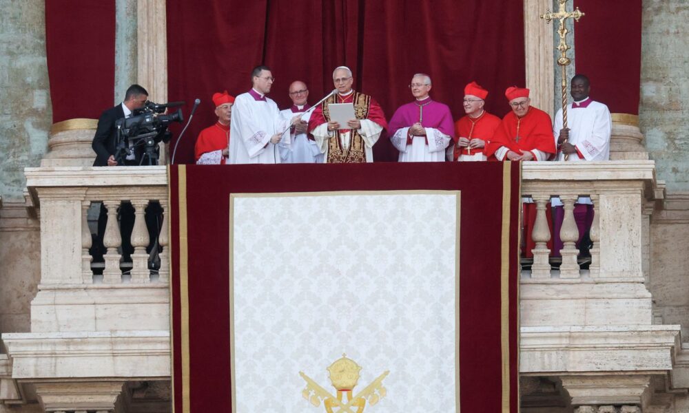 papa-leao-xiv-pede-paz-e-lembra-francisco:-“ajudem-a-construir-pontes”
