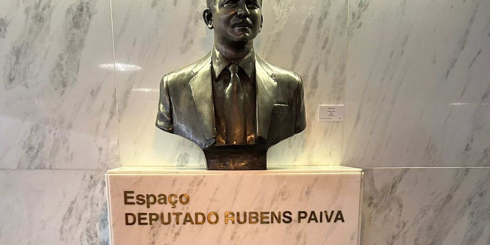 ato-contra-pl-da-anistia-e-realizado-em-frente-a-busto-de-rubens-paiva