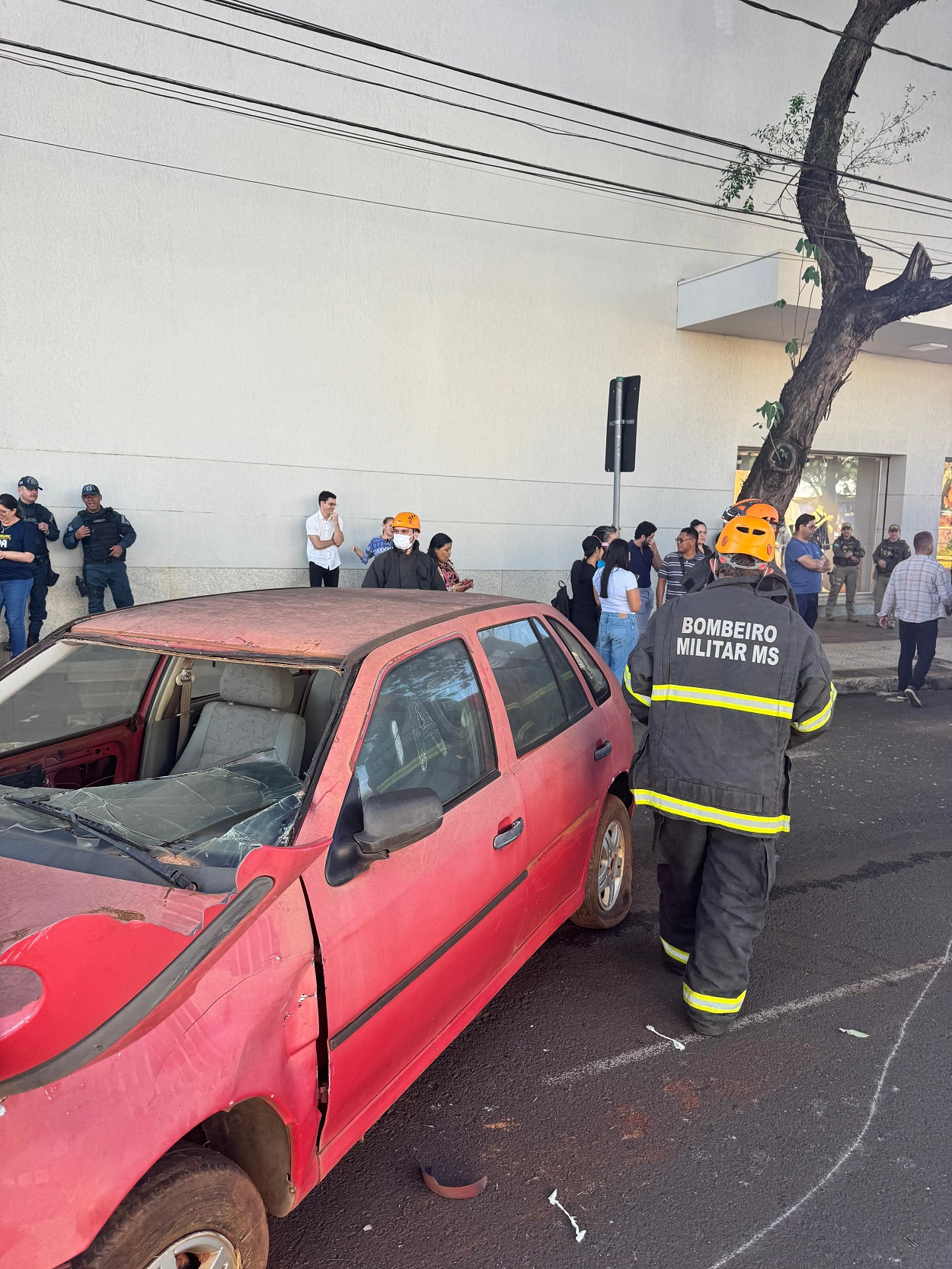 com-simulacao-de-acidente,-agetran-sensibiliza-populacao-sobre-regras-de-transito-–-portal-prefeitura-de-dourados
