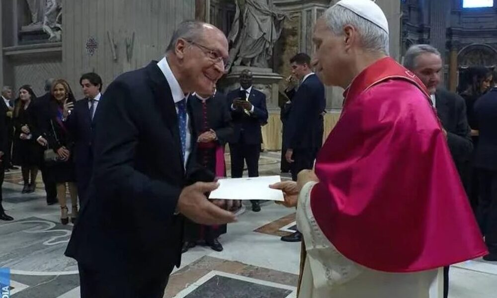 alckmin-entrega-ao-papa-convite-para-visitar-o-brasil-durante-a-cop30