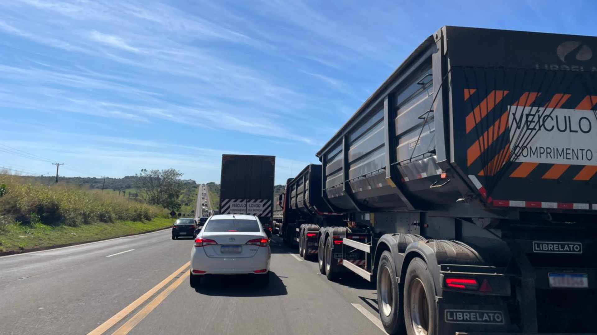 video:-carga-de-carreta-pega-fogo-novamente-e-deixa-trafego-lento-na-br-163-em-ms