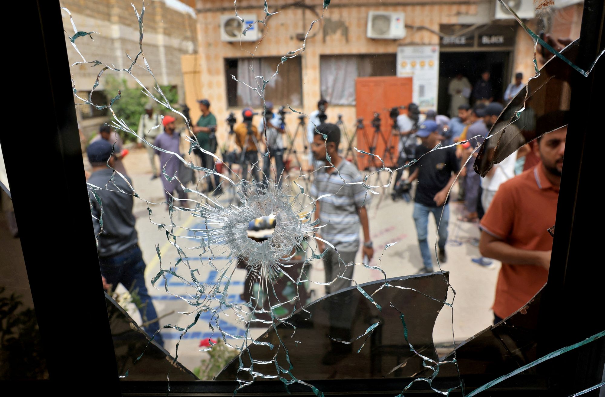 mais-de-200-prisioneiros-escapam-de-prisao-paquistanesa-apos-tumulto-por-terremoto