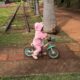 pai-coloca-filha-de-2-anos-para-se-exercitar-em-bicicleta-sem-rodinhas