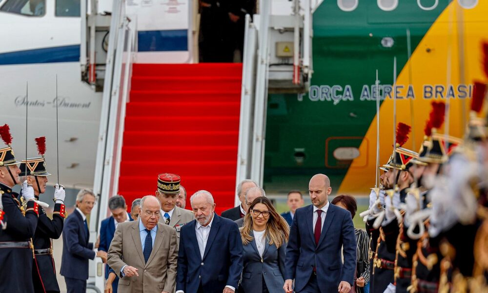 lula-chega-a-paris-para-visita-de-estado-e-encontro-com-empresarios