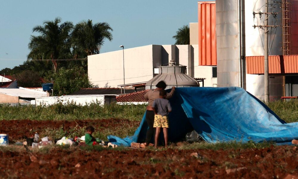 familia-com-criancas-recusa-auxilio-e-segue-acampada-em-barraco-na-duque-de-caxias