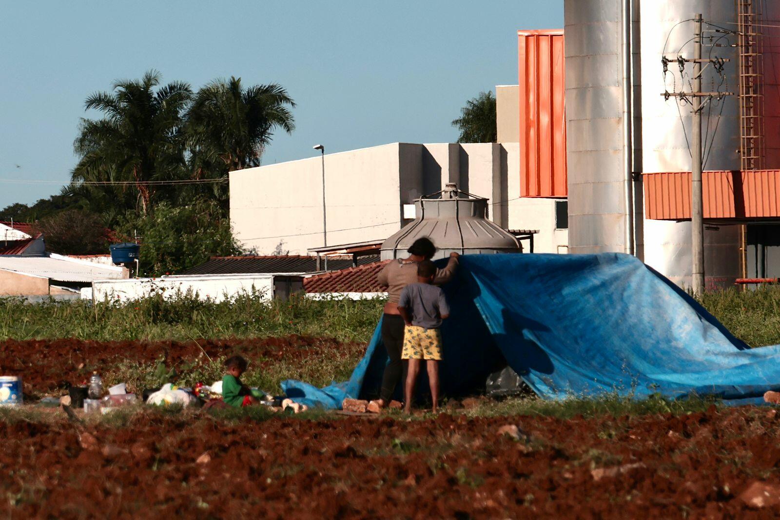 familia-com-criancas-recusa-auxilio-e-segue-acampada-em-barraco-na-duque-de-caxias