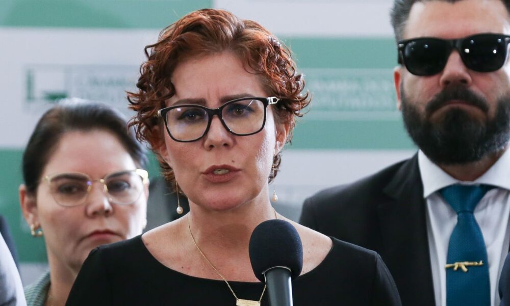 camara-autoriza-licenca-de-127-dias-a-deputada-carla-zambelli