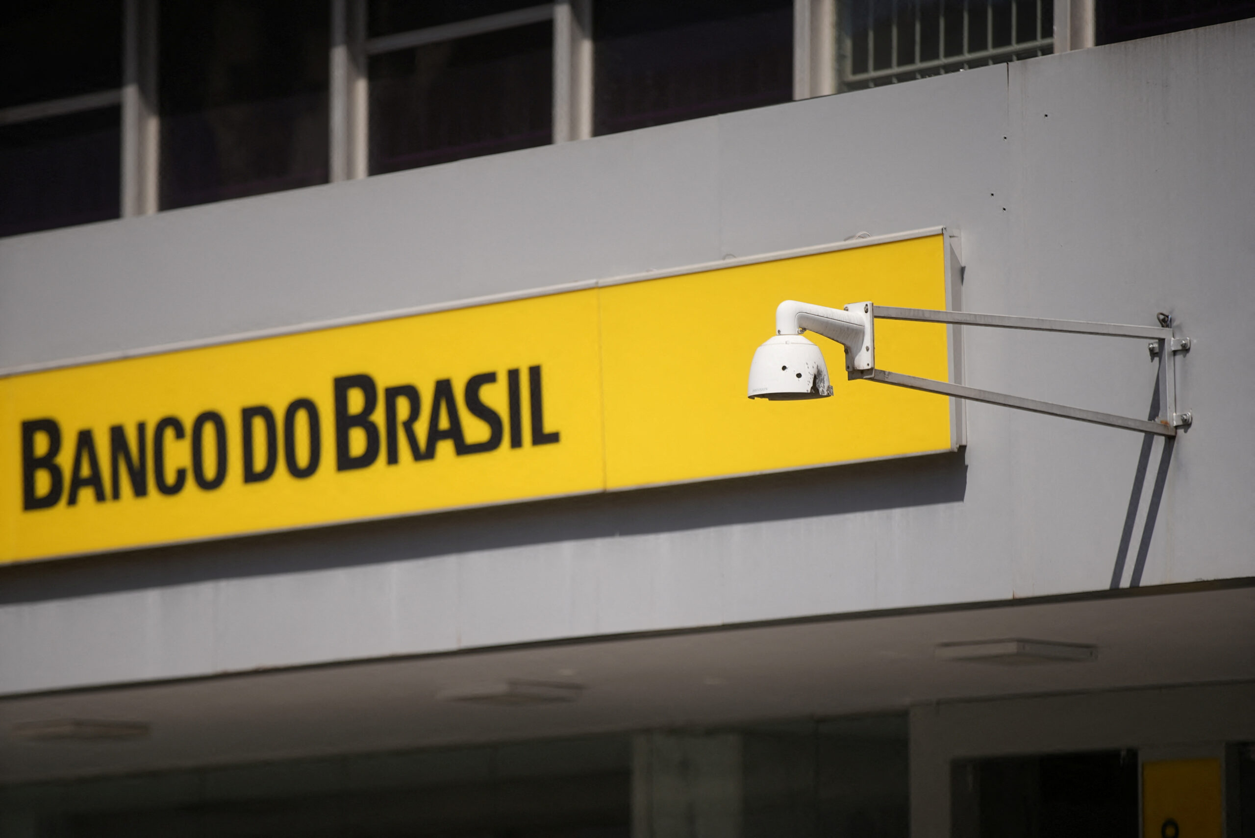 banco-do-brasil-(bbas3):-bba-ve-trimestres-piores-e-corta-preco-alvo-para-r$-25