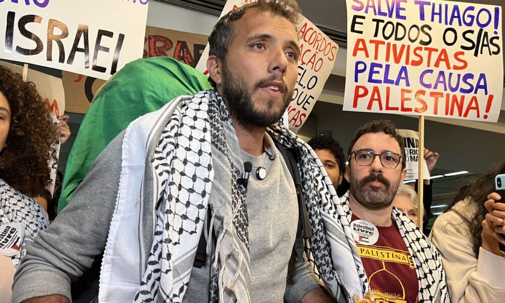 thiago-avila-chega-ao-brasil-e-e-recebido-por-grupo-pro-palestina