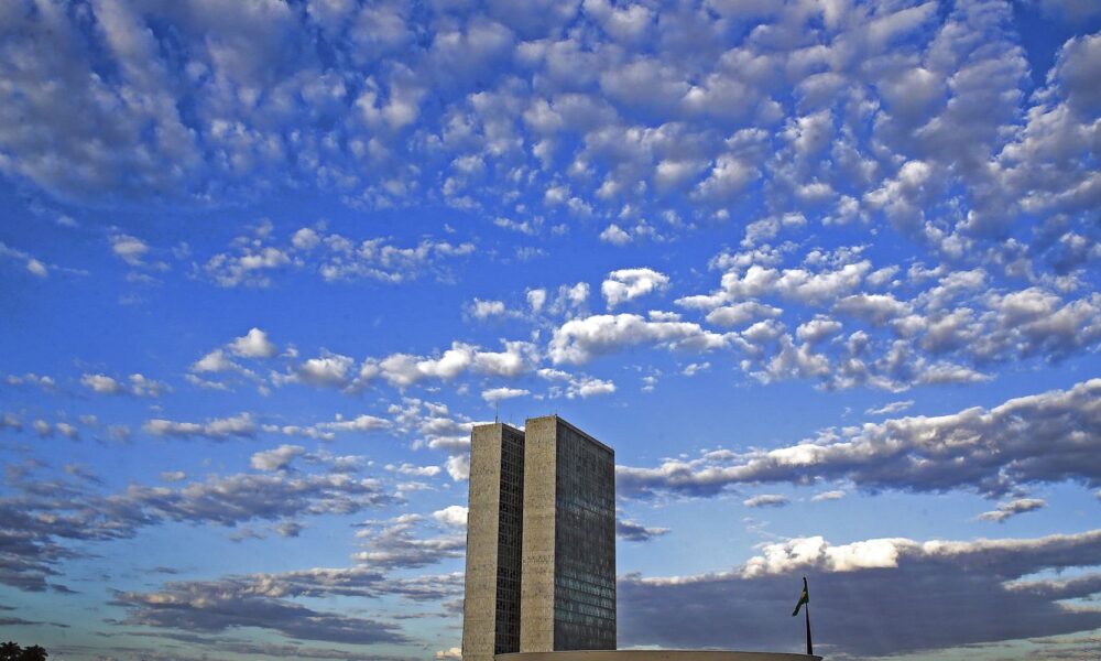 projeto-pode-permitir-que-parlamentar-acumule-aposentadoria-e-salario