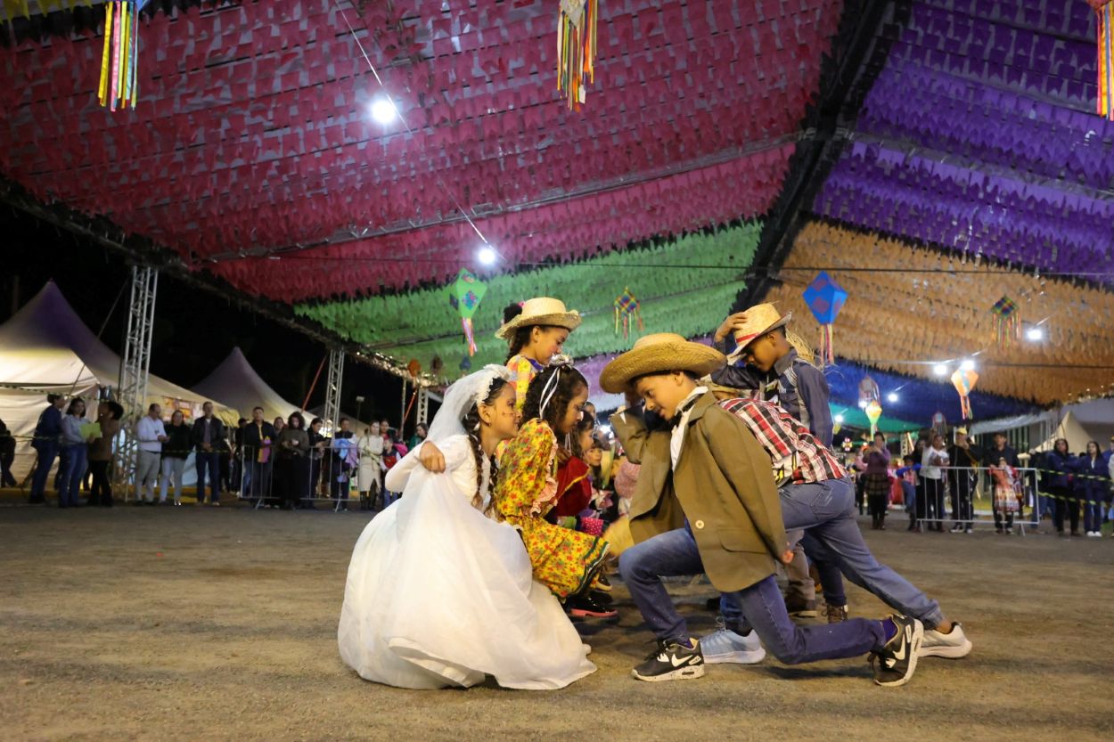 criatividade-e-ritmos-nas-quadrilhas-abrilhantam-o-segundo-dia-da-festa-junina-de-dourados-–-portal-prefeitura-de-dourados